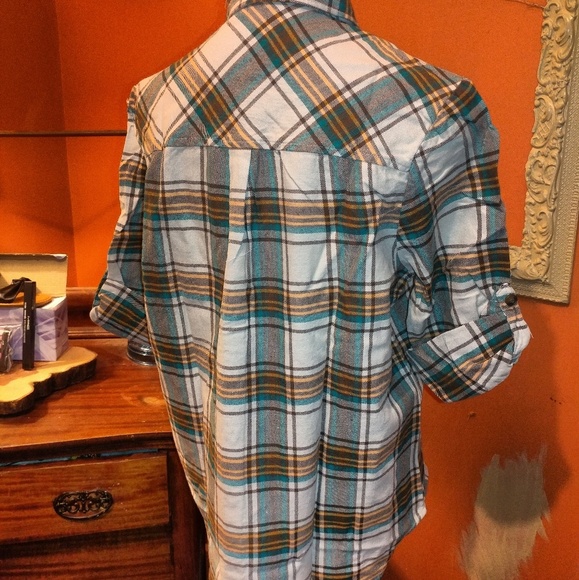 !📦🤯🌻🌹🌳 plaid button down - Picture 4 of 5